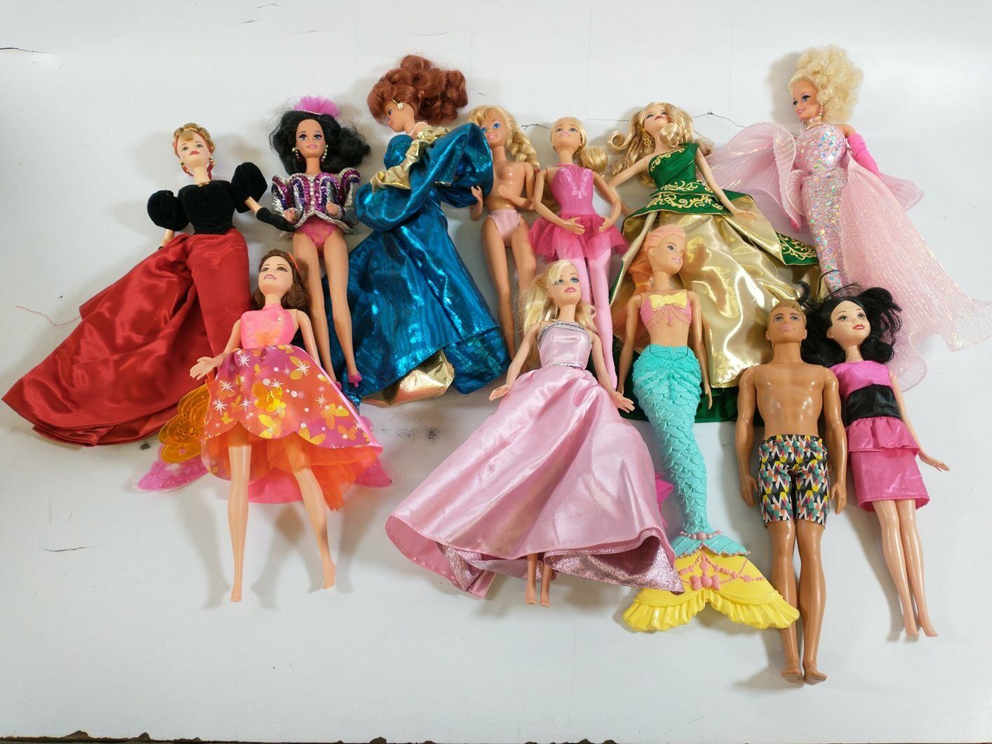 4 Lbs Of Barbie & Similar Fashion Dolls - Lot